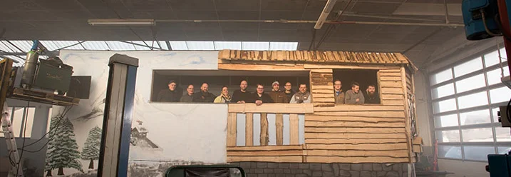 Gruppe baut Gartenhaus